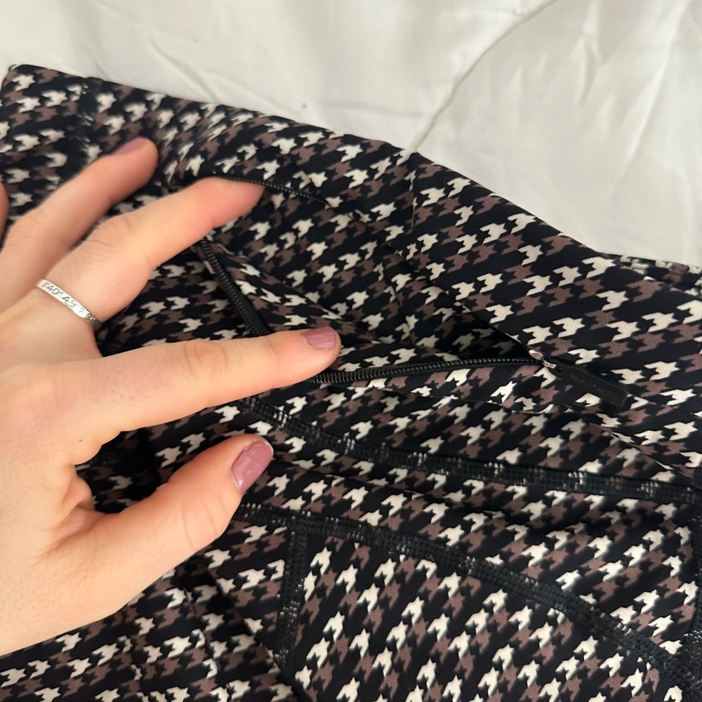 Sweaty Betty Geometric (brown, black, white) Leggings - Picture 5 of 6
